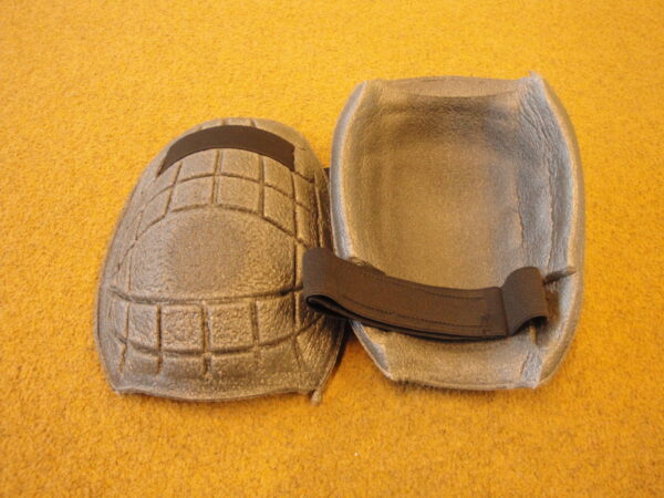 Knee pads with elastic straps, pair